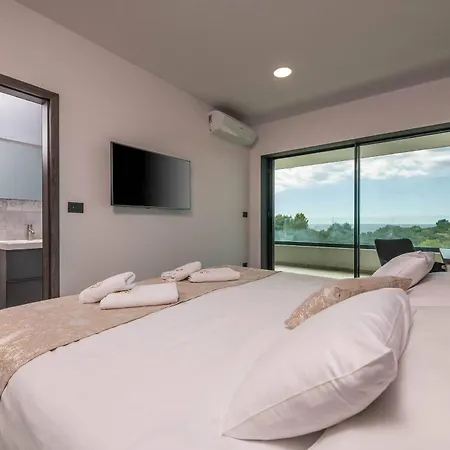 Villa Remi Mit 2 Whirlpools Und Meerblick Premantura