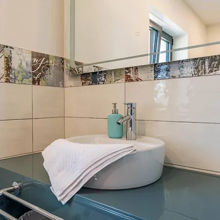 Remi Mit 2 Whirlpools Und Meerblick Premantura