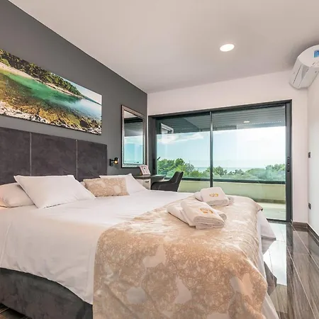 Remi Mit 2 Whirlpools Und Meerblick Villa Premantura