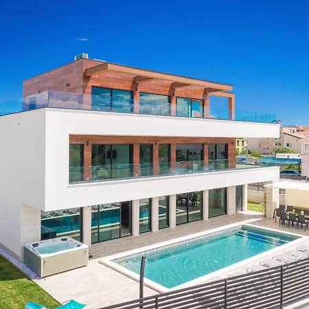 Remi Mit 2 Whirlpools Und Meerblick Villa Premantura
