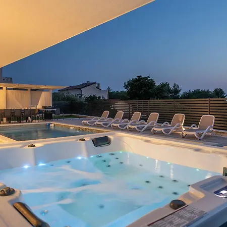Remi Mit 2 Whirlpools Und Meerblick Premantura
